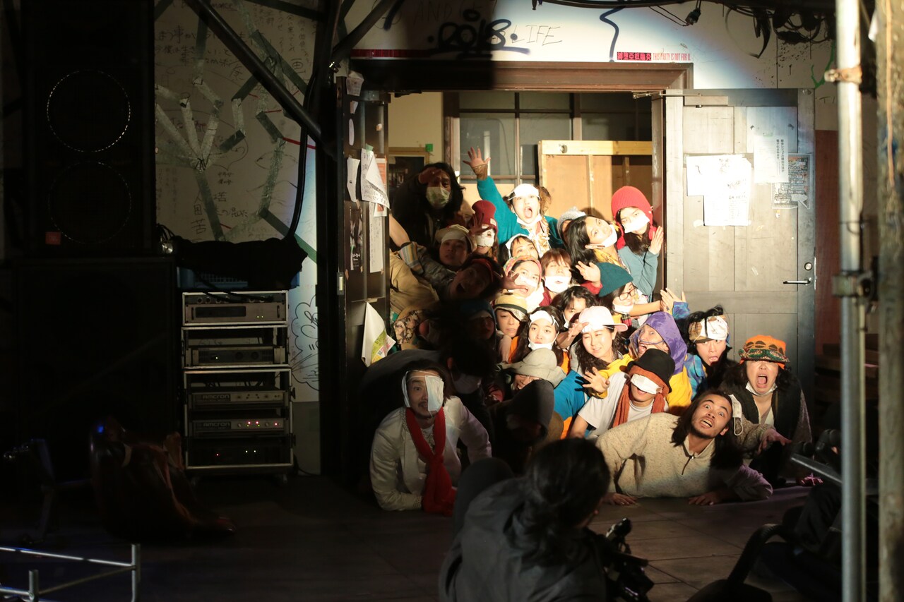 130年の“想い”詰め込んだ、吉田寮食堂大演劇「三文オペラ」本日最終日