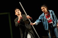 カンパニーデラシネラ「見立てる」より。（撮影：鈴木穣蔵）