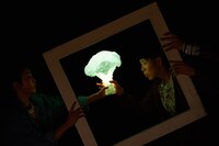 カンパニーデラシネラ「見立てる」より。（撮影：鈴木穣蔵）