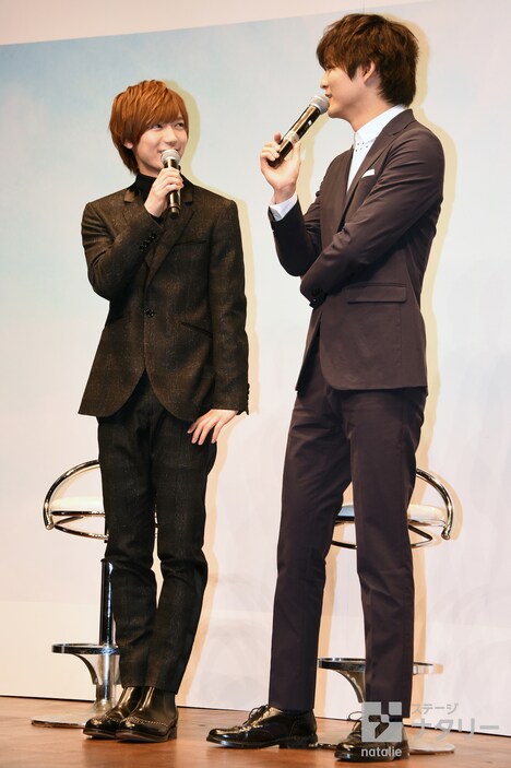 左から七五三掛龍也（Travis Japan / ジャニーズJr.）、薮宏太（Hey! Say! JUMP）。