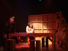 DULL-COLORED POP vol.19「あつまれ！『くろねこちゃんとベージュねこちゃん』まつり」より、谷賢一チームの公演の様子。