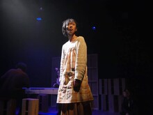 DULL-COLORED POP vol.19「あつまれ！『くろねこちゃんとベージュねこちゃん』まつり」より、谷賢一チームの公演の様子。