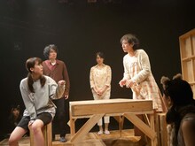 DULL-COLORED POP vol.19「あつまれ！『くろねこちゃんとベージュねこちゃん』まつり」より、谷賢一チームの公演の様子。