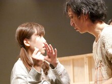 DULL-COLORED POP vol.19「あつまれ！『くろねこちゃんとベージュねこちゃん』まつり」より、谷賢一チームの公演の様子。