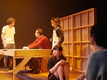 DULL-COLORED POP vol.19「あつまれ！『くろねこちゃんとベージュねこちゃん』まつり」より、谷賢一チームの公演の様子。