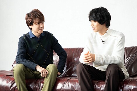 左から鈴木拡樹、黒羽麻璃央。