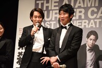 「続投の石田さんは、きっとすぐセリフも思い出してくれると思いますし！」と、石田明（右）にプレッシャーをかける味方良介（左）。