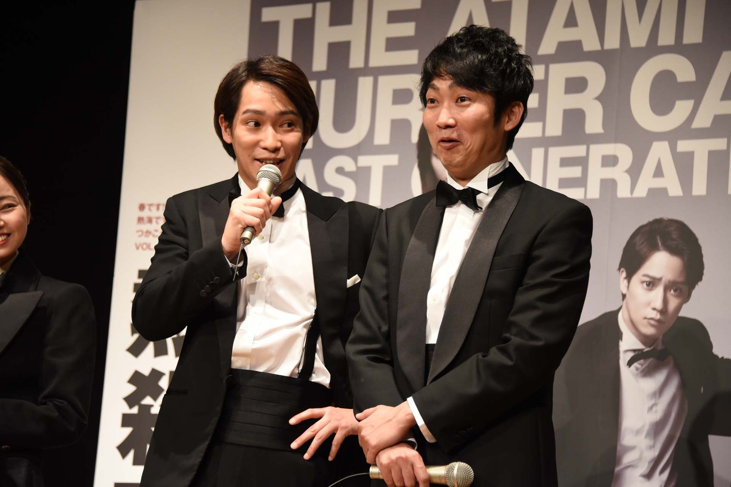 「続投の石田さんは、きっとすぐセリフも思い出してくれると思いますし！」と、NON STYLE石田（右）に味方良介（左）がプレッシャーをかける場面。