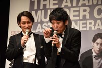 “デイリースポーツモドキ”を名乗って味方良介（左）に質問し、回答を書き留めるジェスチャーを見せる石田明（右）。