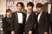 左から今泉佑唯、味方良介、石田明、佐藤友祐。