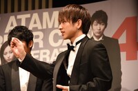 チョコレートを示す佐藤友祐。