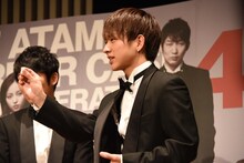 チョコレートを示す佐藤友祐。