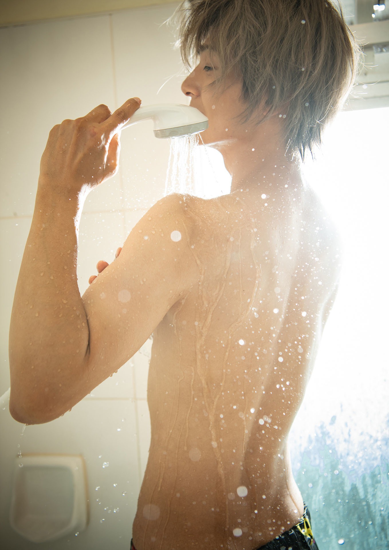 「デジタル原色美男図鑑 上田堪大『KANDAI』」（文藝春秋）より。（撮影：松田忠雄）