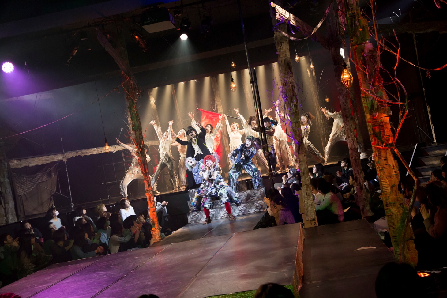 おぼんろ 第17回本公演「ビョードロ～月色の森で抱きよせて～」より。（Photo by MASA）