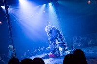 おぼんろ 第17回本公演「ビョードロ～月色の森で抱きよせて～」より。（Photo by MASA）