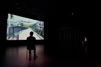 ロームシアター京都×京都芸術センター“KIPPU” akakilike「はじめまして こんにちは、今私は誰ですか？」より。（撮影：前谷開）