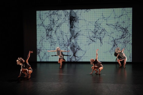 岡本優「マニュアル」より。（撮影：塚田洋一）