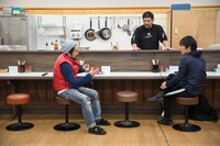 タニノクロウ×オール富山「ダークマスター 2019 TOYAMA」稽古の様子。左からタニノクロウ、六渡達郎、善雄善雄。（撮影：空耳カメラ）