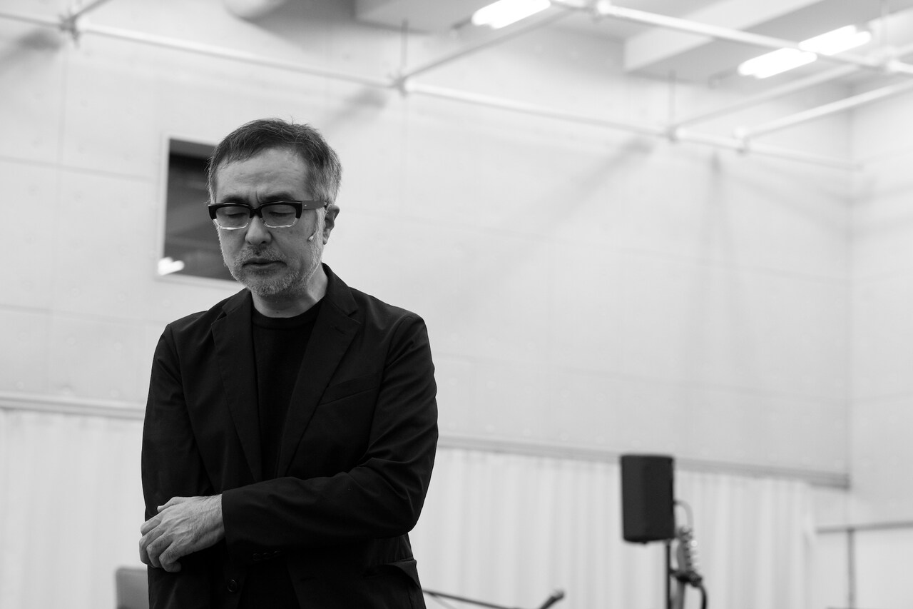 思いが歌になる、岩井×前野×松尾の音楽劇「世界は一人」稽古中