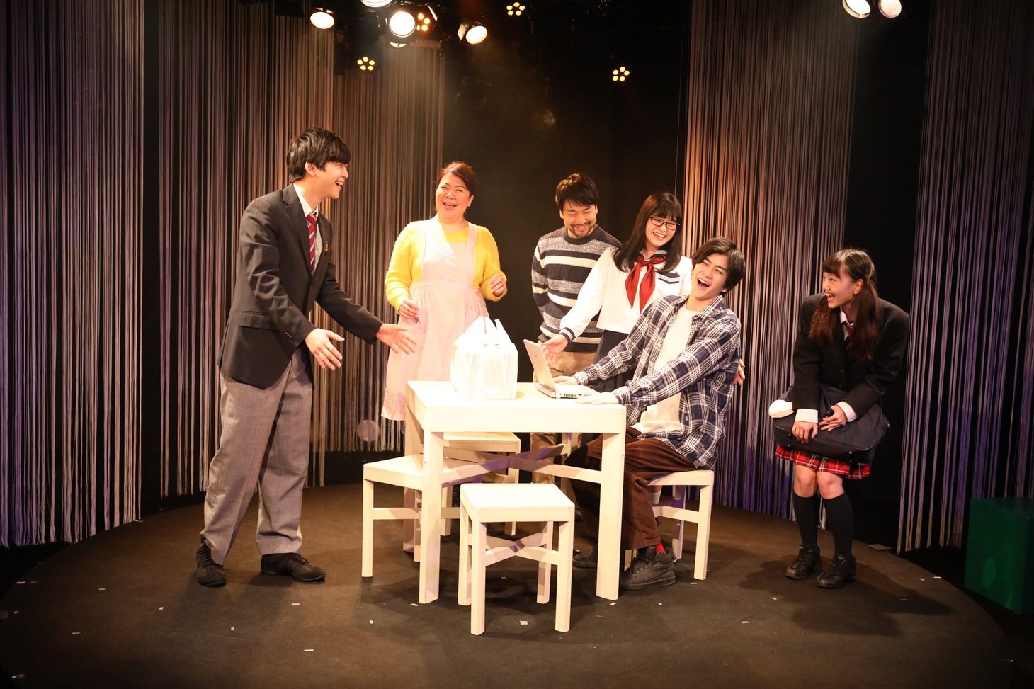 劇団ハーベスト 第15回公演「肉体改造クラブ・女子高生版」より。