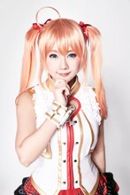 錦織めぐみ扮するアヤ。