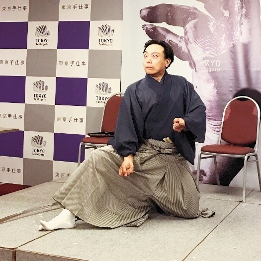 舞台裏話（実演）の様子。
