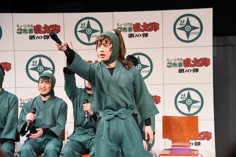 観客にレスポンスを求める反橋宗一郎。