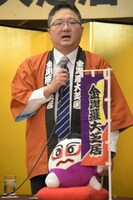 琴平町長の片岡英樹（奥）とこんぴーくん（手前）。