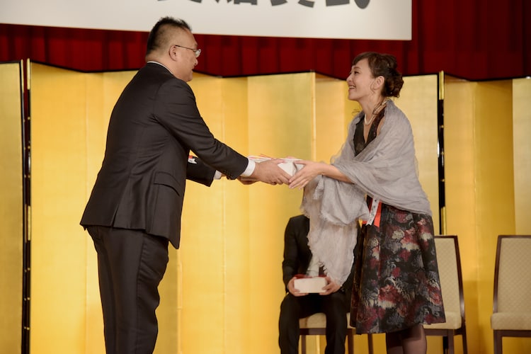 第70回読売文学賞贈賞式 桑原裕子が感謝語る 思いもよらない作品が書けた ステージナタリー