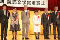 第70回読売文学賞贈賞式より。左から平野啓一郎、桑原裕子、西成彦、渡辺京二（代理）、時里二郎、古井戸秀夫。