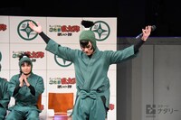 観客に手拍子を求める秋沢健太朗。