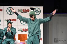 観客に手拍子を求める秋沢健太朗。