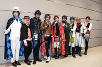 左から江戸川乱歩役の和合真一、中原中也役の深澤大河、坂口安吾役の小坂涼太郎、織田作之助役の陳内将、太宰治役の平野良、芥川龍之介役の久保田秀敏、志賀直哉役の谷佳樹、武者小路実篤役の杉江大志、佐藤春夫役の小南光司。