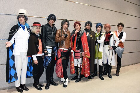 左から江戸川乱歩役の和合真一、中原中也役の深澤大河、坂口安吾役の小坂涼太郎、織田作之助役の陳内将、太宰治役の平野良、芥川龍之介役の久保田秀敏、志賀直哉役の谷佳樹、武者小路実篤役の杉江大志、佐藤春夫役の小南光司。