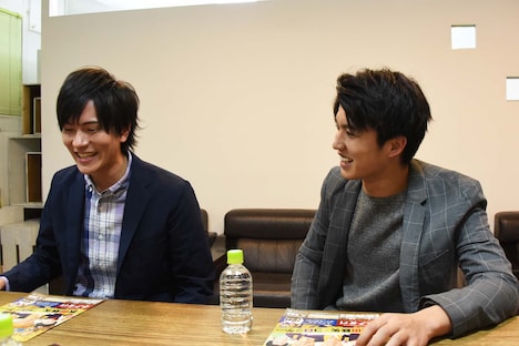 左から財木琢磨、荒井敦史。