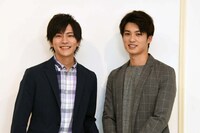 左から財木琢磨、荒井敦史。