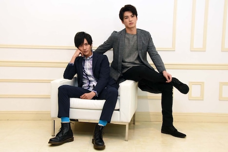 左から財木琢磨、荒井敦史。