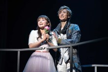ミュージカル「ロミオ＆ジュリエット」ゲネプロより、左から葵わかな演じるジュリエット、古川雄大演じるロミオ。