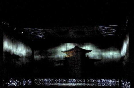 東京二期会オペラ劇場「金閣寺（新制作）」より。（写真提供：公益財団法人東京二期会 / 撮影：三枝近志）