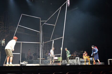 「世界は一人」フォトコールより。