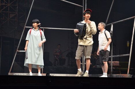 「世界は一人」フォトコールより。