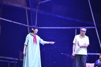 「世界は一人」フォトコールより。