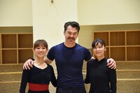 左から荒井祐子、スチュアート・キャシディ、前田真由子。