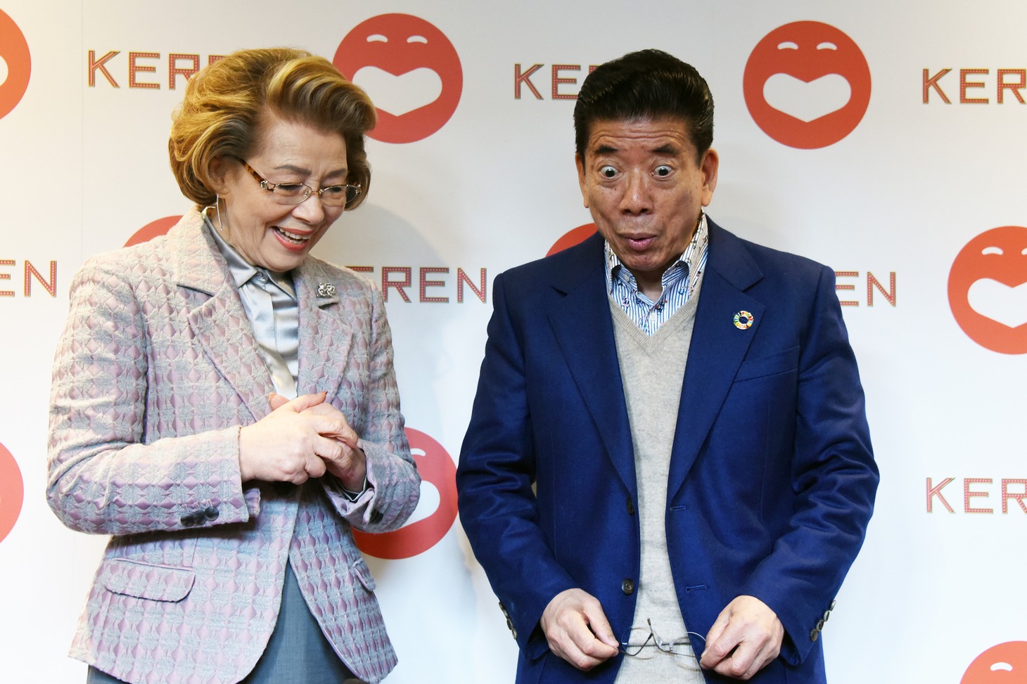 西川ヘレン（左）と西川きよし（右）。