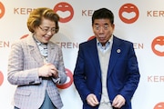 西川ヘレン(左)と西川きよし(右)。