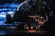 COOL JAPAN PARK OSAKA WWホール オープニング公演「KEREN」より。