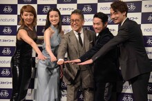 「氷艶 hyoen2019ー月光かりの如くー」記者会見より。左から柚希礼音、荒川静香、宮本亜門、高橋大輔、福士誠治。