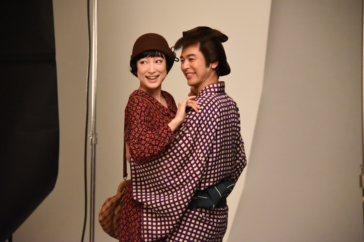 「キネマと恋人」ビジュアル撮影の様子。左から緒川たまき、妻夫木聡。