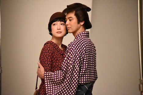 左から緒川たまき、妻夫木聡。