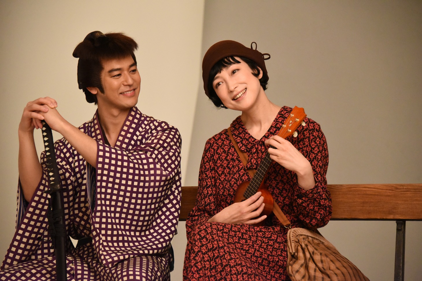 左から妻夫木聡、緒川たまき。